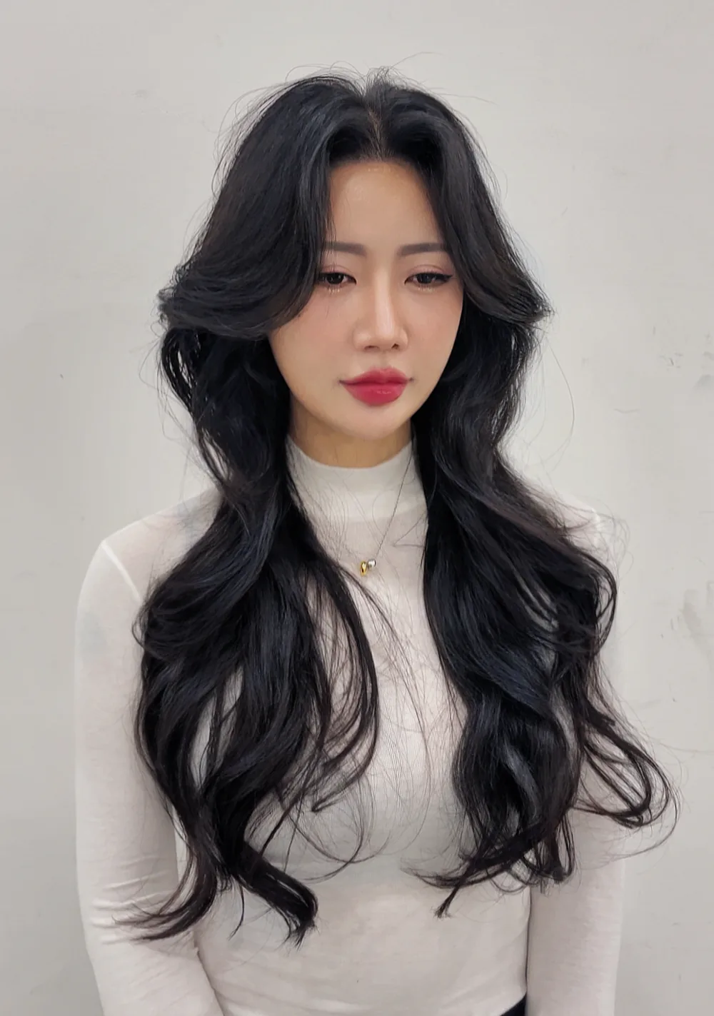 여성 롱 흑발 웨이브 펌 스타일 · 애브뉴준오 더현대서울점